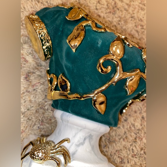 BBW Halloween Candle Holder dark green velvet Bust pedestal NWT - Picture 7 of 9